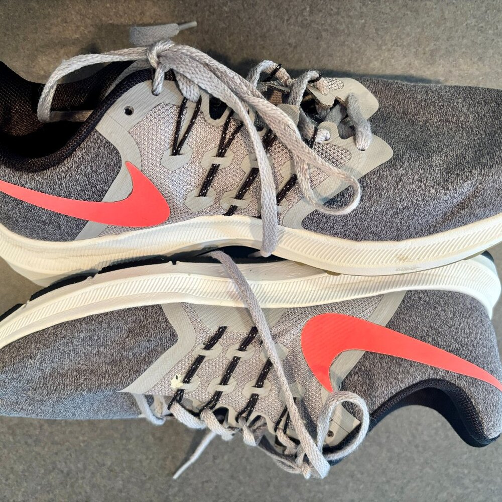 ~~NIKE Run Swift Athletic Shoes Sneakers Sz 11 Women's Gray Coral 909006-008..a
